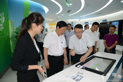 市長楊維俊一行視察甘肅萬維智慧城市展覽館，聚焦通信技術研發與服務提升）\n\n近日，市長楊維俊專程赴甘肅萬維公司智慧城市展廳進行考察，重點就智慧城市建設的關鍵環節“通信技術的開發及服務”展開調研。上午9時許，在甘肅萬維公司領導的陪同下，楊市長一行步入精心布置的展廳內。館內設有多個分展區，全面呈現公司在云計算、大數據、物聯網搭載等方面的最新成果，特別是通信網絡在智能政務、遠程醫療、精細物流等場景落地實踐，吸引每一位領導駐足詳察。\n\n聽取講解了企業在這十五年間的華麗蛻變。萬維積極響應國家新基建戰略，由初始
